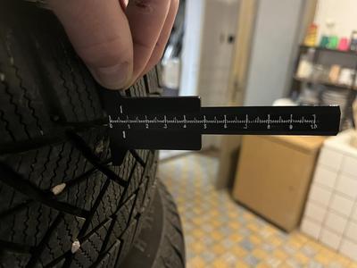 Hloubkomer, meric dezenu na pneu