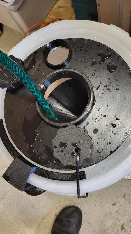 Hydroponic lid for a bucket