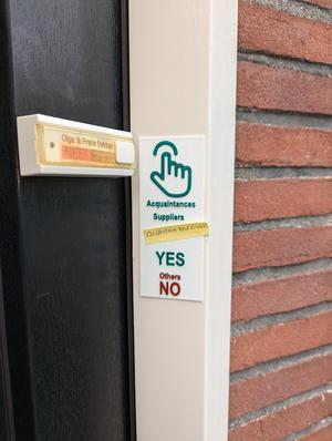 DO NOT RING DOORBELL - NO TOQUES EL TIMBRE - NIET AANBELLEN