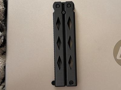 Butterfly knife Balisong with latch lock