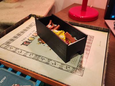 Root Organizer, Clearing marker tray with no dividers.