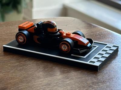 F1 Bricks Minifigure small display - Starting line