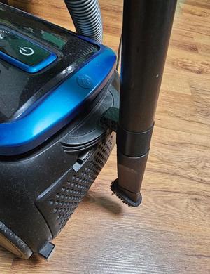 Vacuum cleaner tube holder