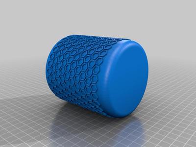 Round pen cup with flattened hexagons