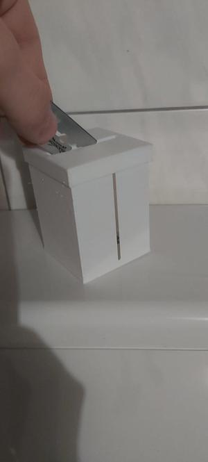 Razor blade safety bin