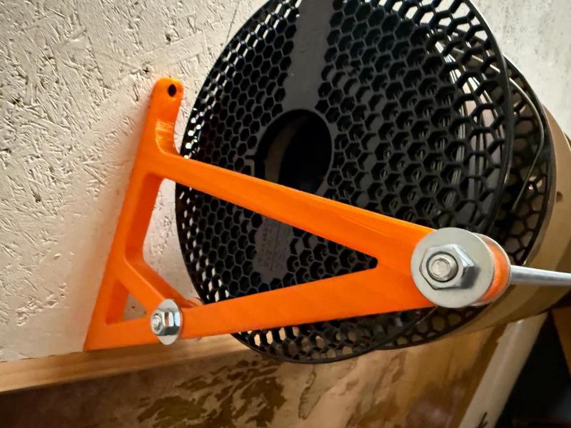 Wandhalterung für Filamentspulen an einer Dachschräge von 55Grad   