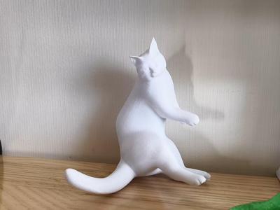 Lazy cat figurine that can be arranged in a corner
