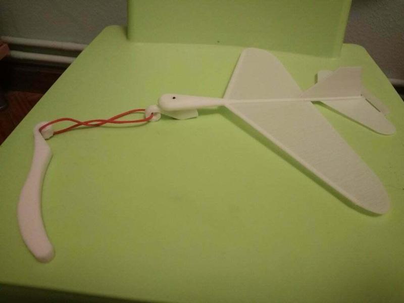 Rubber band launched glider / Avión con lanzador de goma / Airplane with rubber launcher