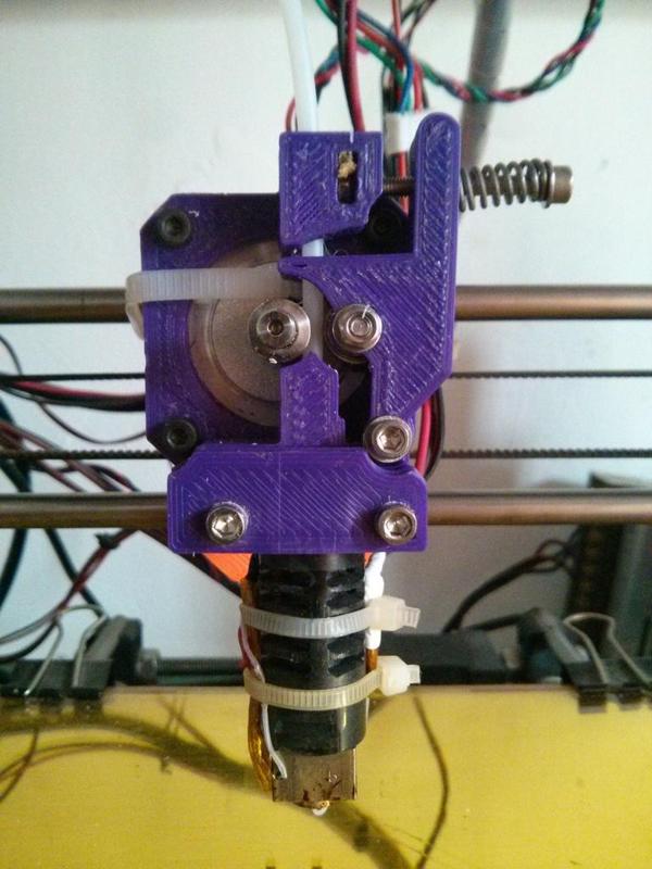 Direct-drive hinged extruder for J-Head 3mm.