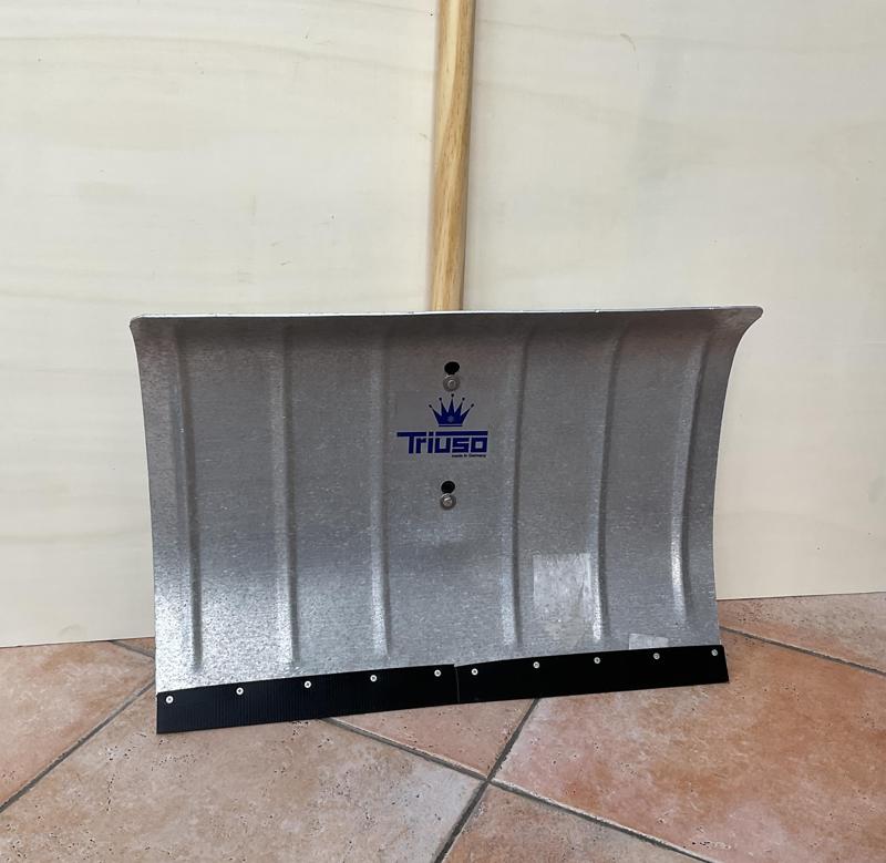 Scraper bar for snow shovel