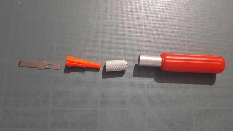 Cutter blade holder