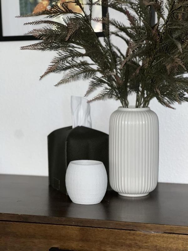 Modern round vases are available in 3 different sizes.
