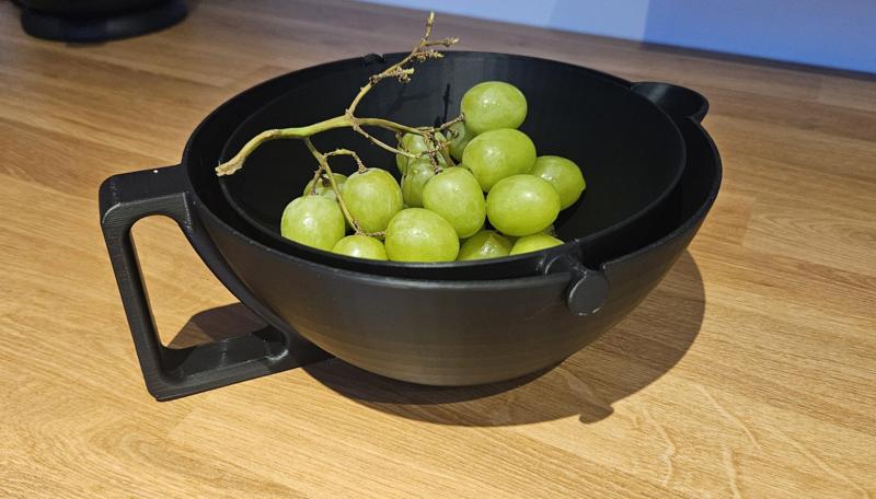 Strainer pivot bowl _ centrifugal fruit spinner