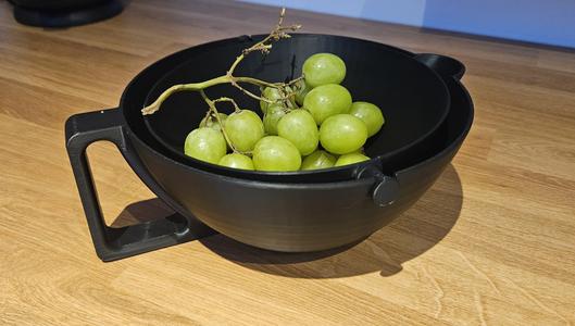 Strainer pivot bowl _ centrifugal fruit spinner