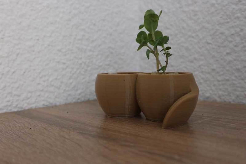 Plant pot with reservoir