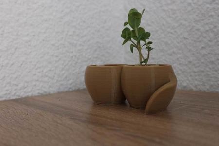 Plant pot with reservoir