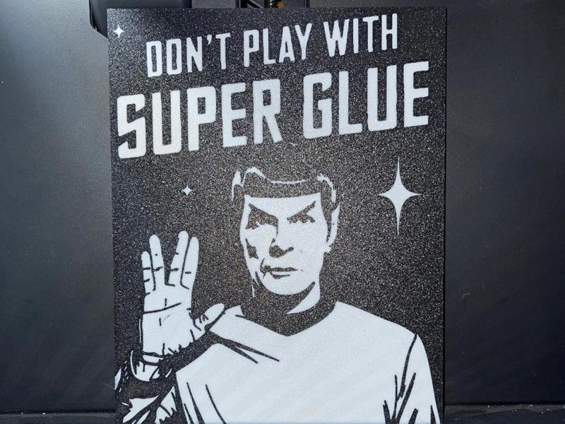 Lustiges Schild. Dont`t play with super glue