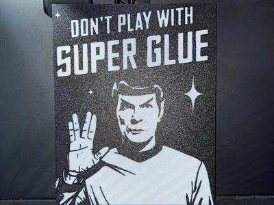 Lustiges Schild. Dont`t play with super glue