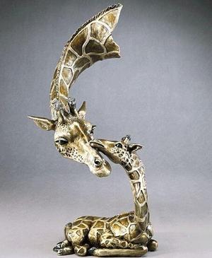 Bronze Giraffe Love – Parent and Baby Sculpture