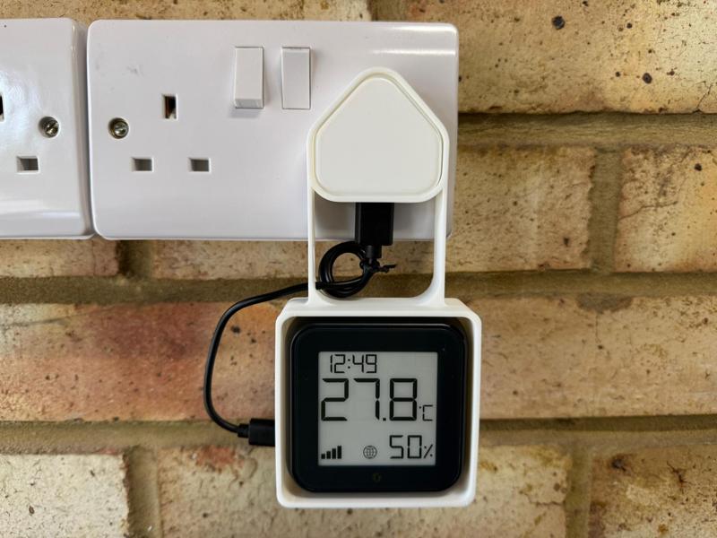 Apple UK plug plus Shelly H&T gen3 bracket