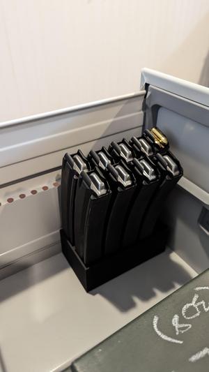 MP5 Magazine storage with magnetic base