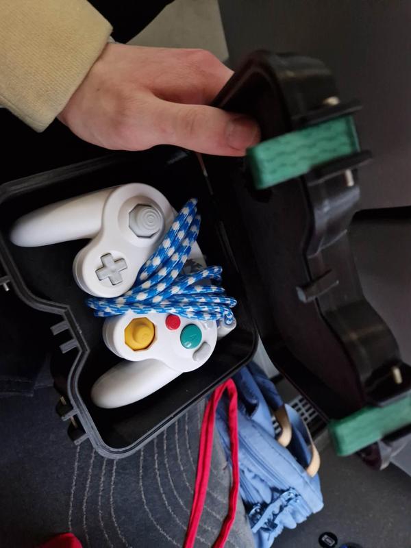 Rugged snap closure box for gamecube controller