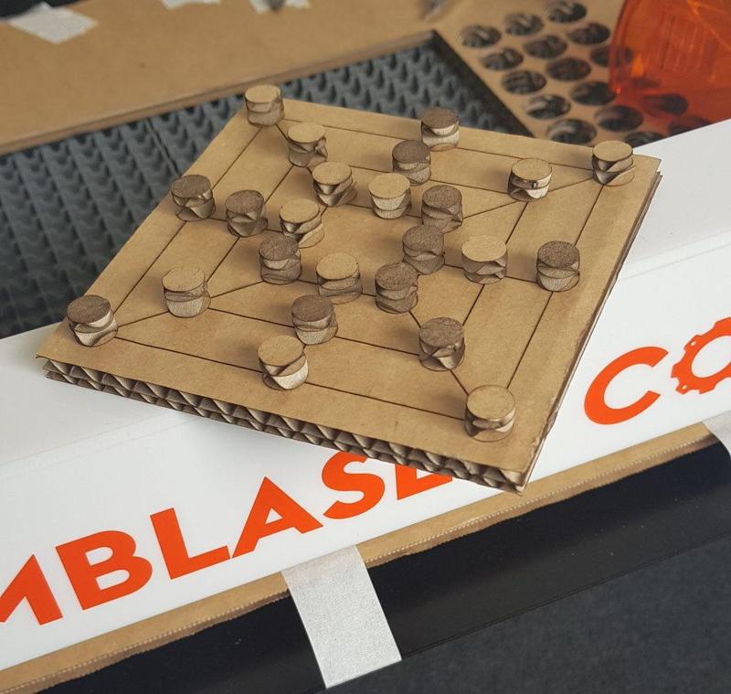 Nine/twelve mens morris game