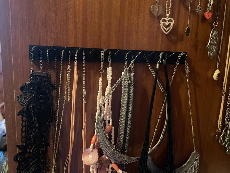 Necklace hanger