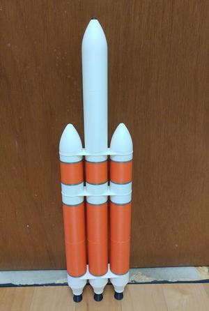 1/100 Delta IV Heavy (color)