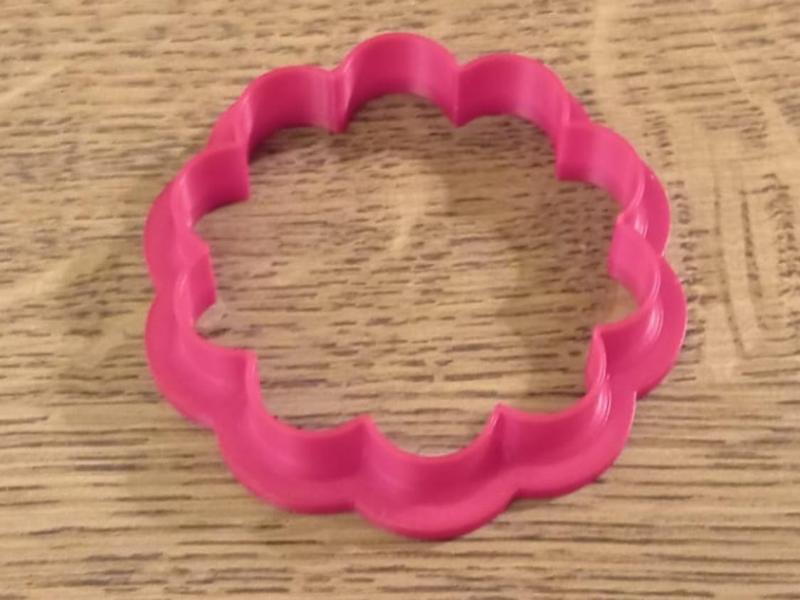 Flower-shaped cookie cutter