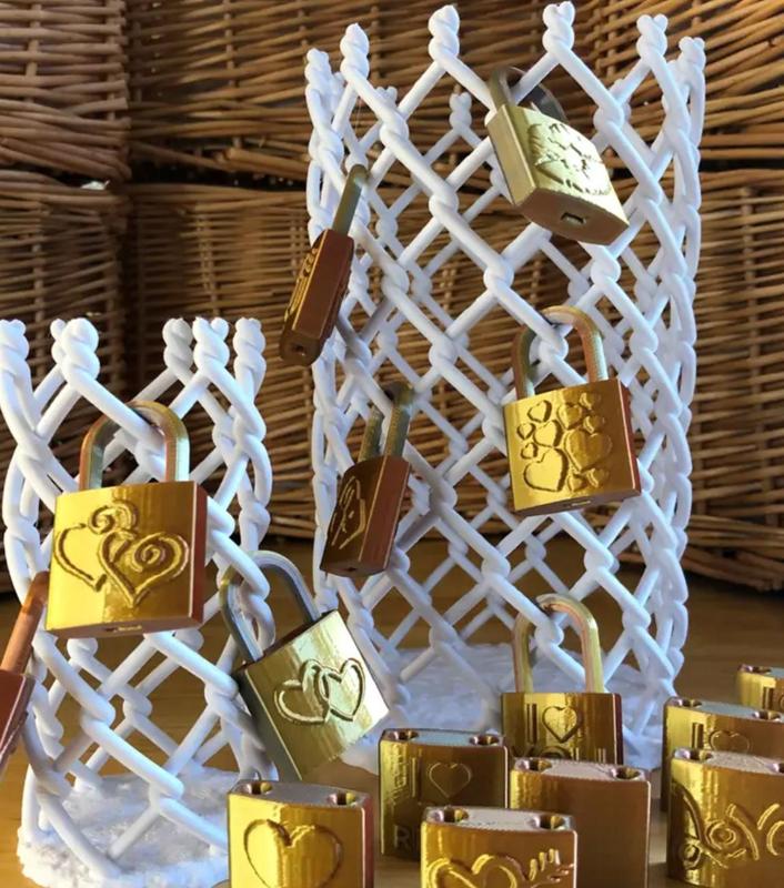 Chain Link Vase with Dozen Love Locks