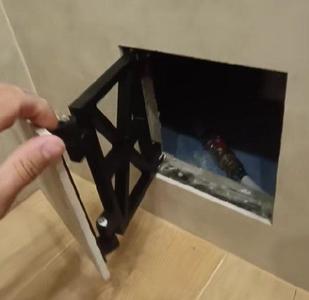 revizní dvířka pod obklad