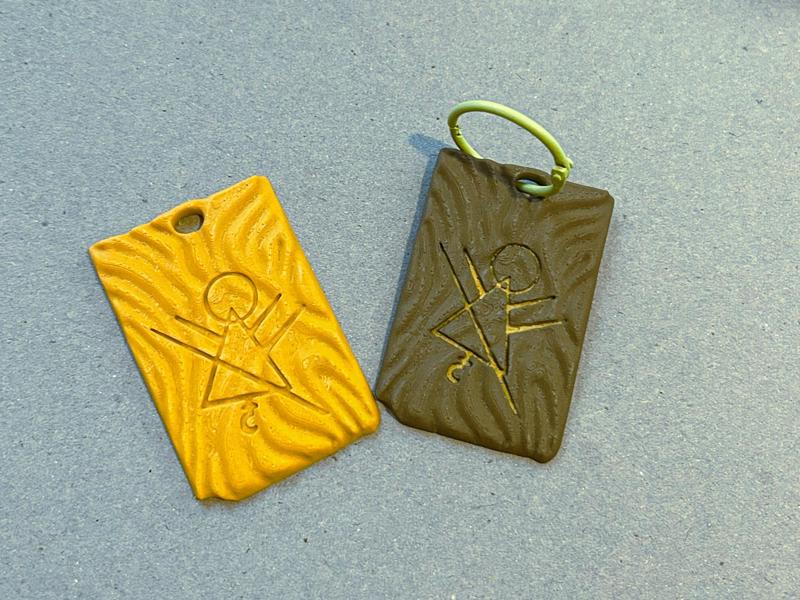 Yellowjackets symbol keychain - Pit girl symbol
