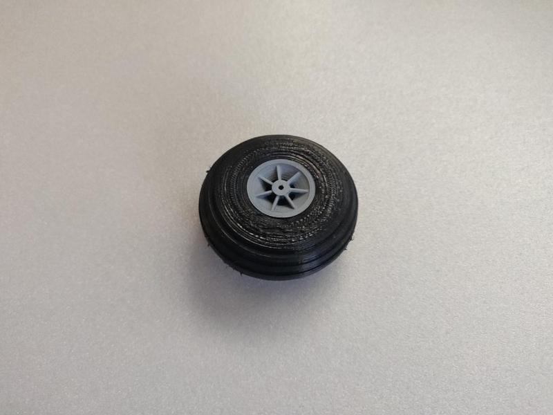 Customiseable RC-plane wheel