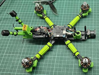 Soporte antenas y camara walksnail moonligth, elrs y xt60 para TBS Source One V5