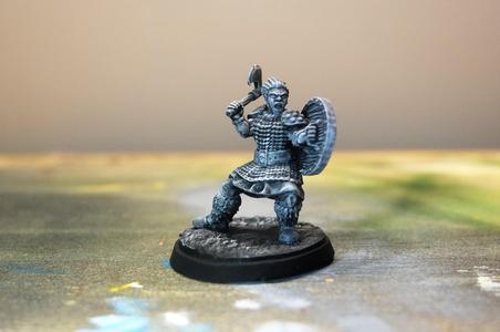 Barbarian Warrior with Shield and Axe (28/32mm)