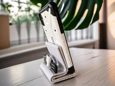 Phone Stand w/ USB-C & A / SD & MicroSD Organizer