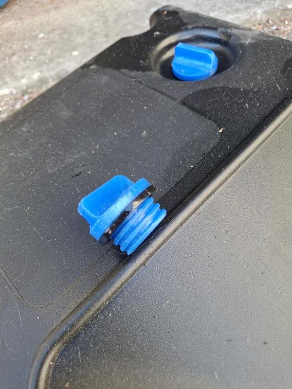 Oil drain jerrycan cap