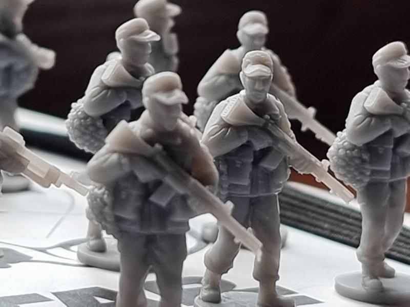 British Army Cold War patrol poses in forage caps (crap hats) 20mm 1/72 Elhiem