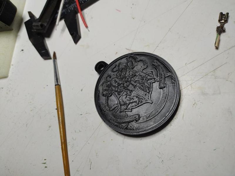 Hogwarts logo keychain