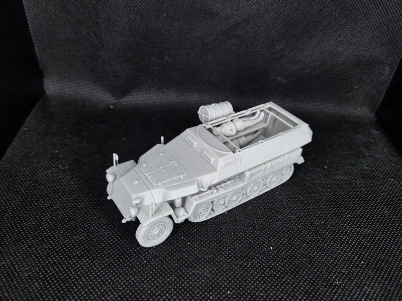 Half-track Sd.Kfz.251/8 Krankenpanzerwagen (Ambulance) + Crewmen (Germany, WW2)