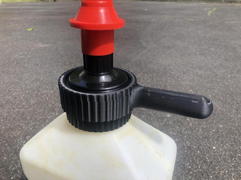 HANDLE for fast refuel can