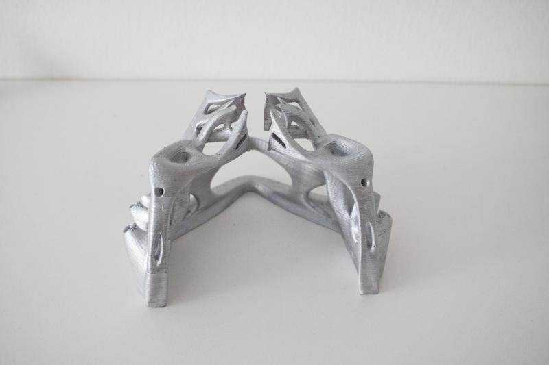 Miniature painting handle / holder self-closing