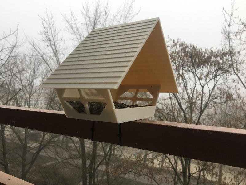 Cozy looking bird feeder