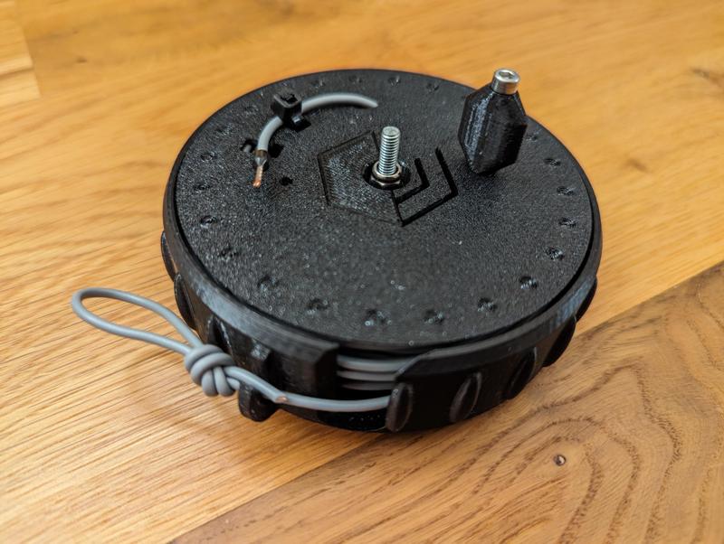 Parametric wire antenna winch