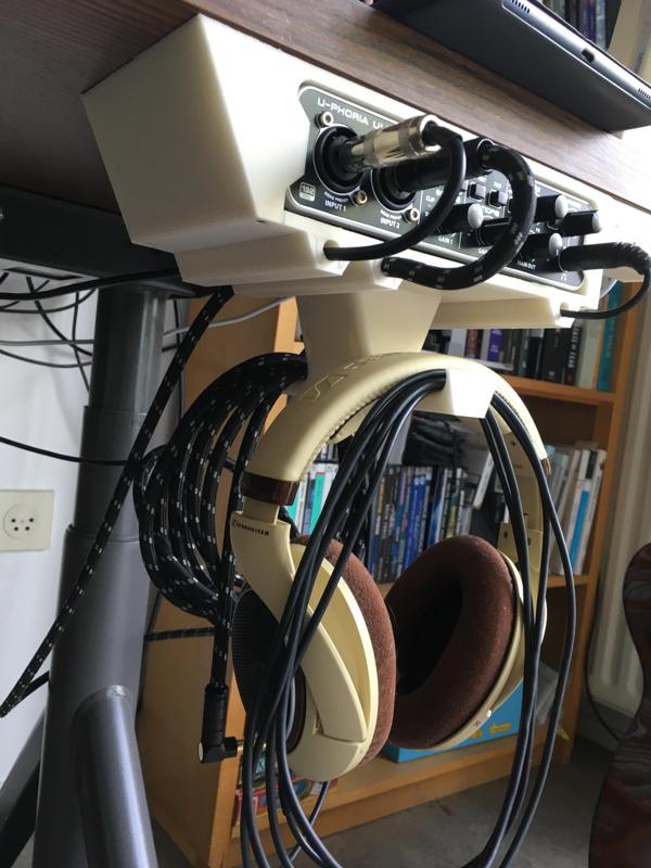 Desk mount for UMC204HD