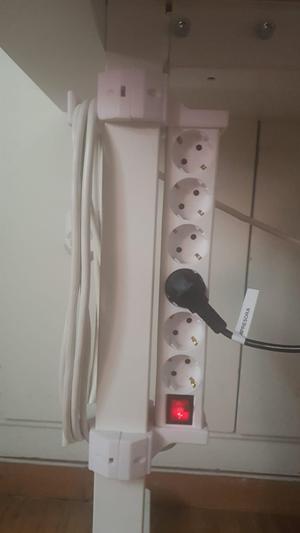 Soporte enchufe Mesa TROTTEN de IKEA