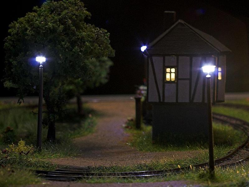 TT Beleuchtbare Straßenlampen Typ RSL 1 mit achteckigem Mast (M 1:120 )