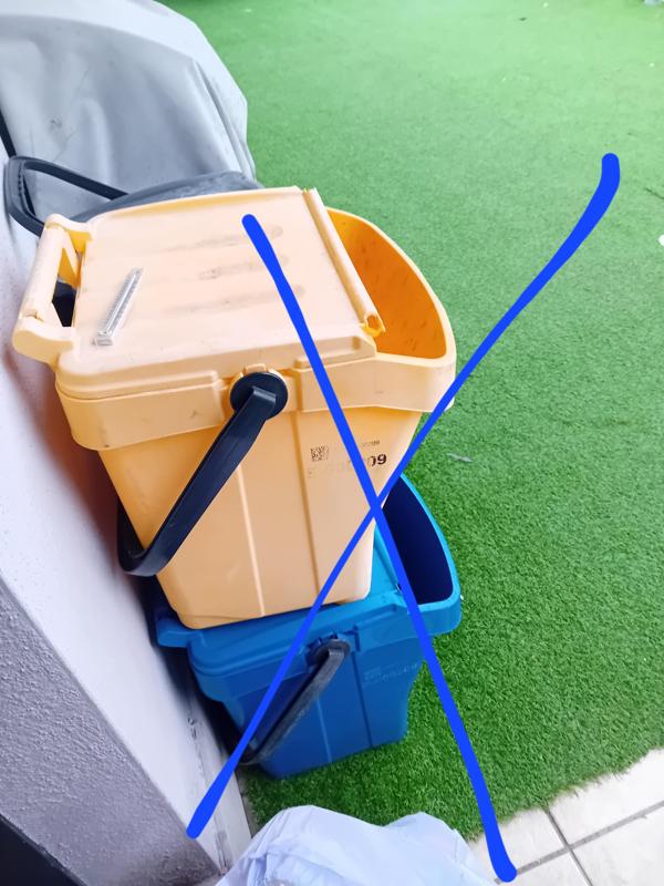 soporte de basuras en la pared