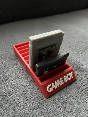 Stojan, držák, úložný prostor pro hry Game boy